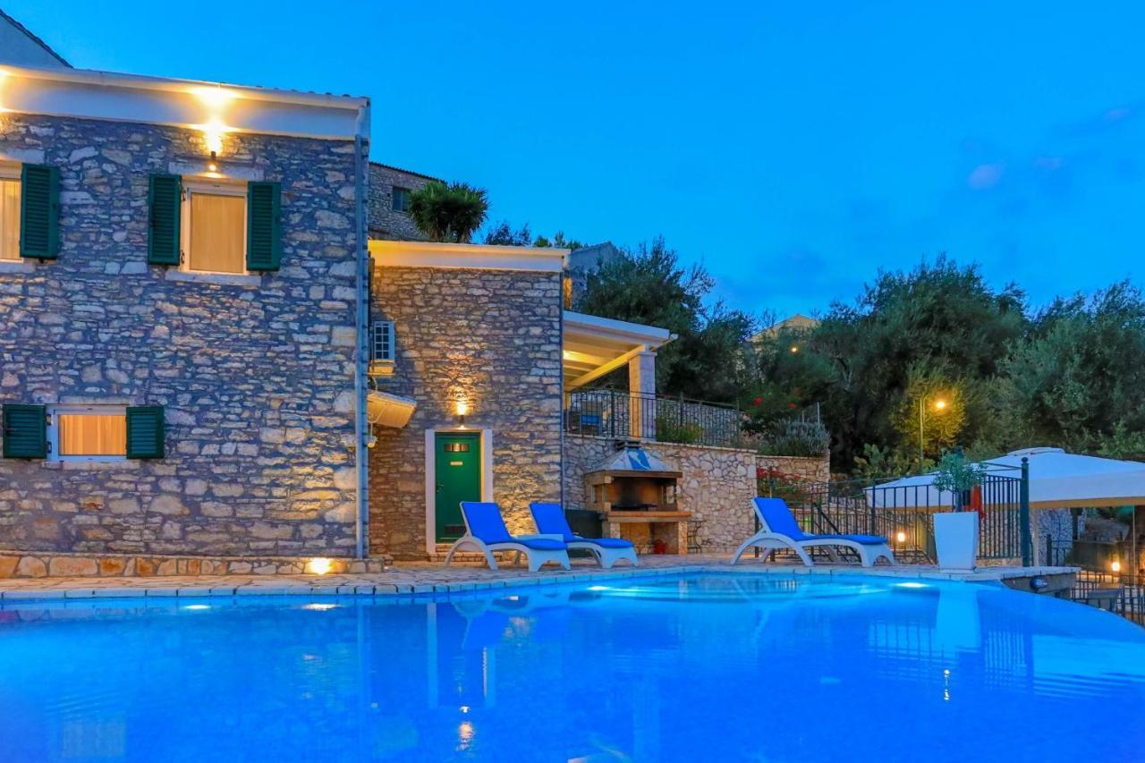 Regina: Above Agni, Superb Views And Pool *